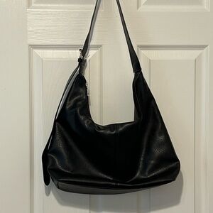 Classic Black Leather Shoulder Bag - Sleek Everyday Hobo